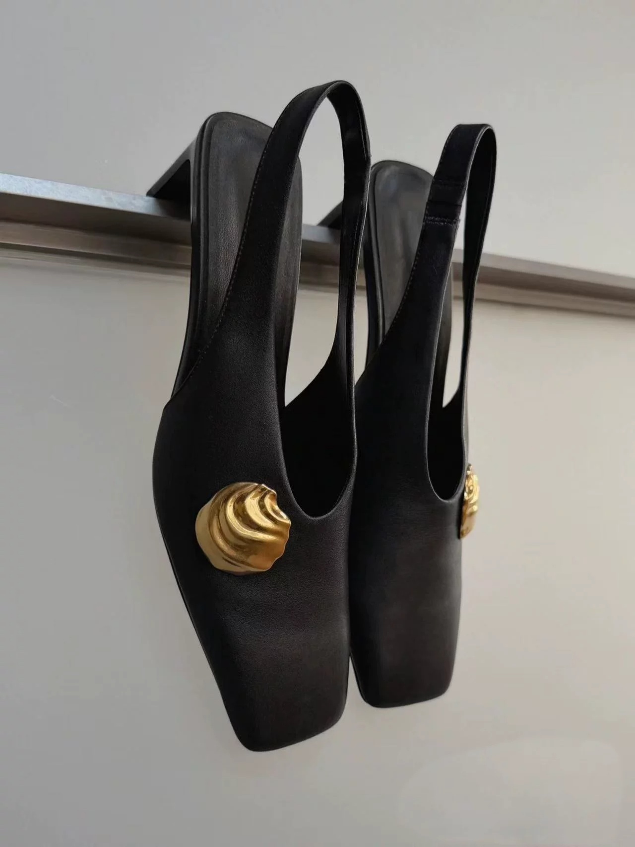 Sepatu Wanita Kulit Hitam Berh - Leather Classic Strap ulasan dan harga